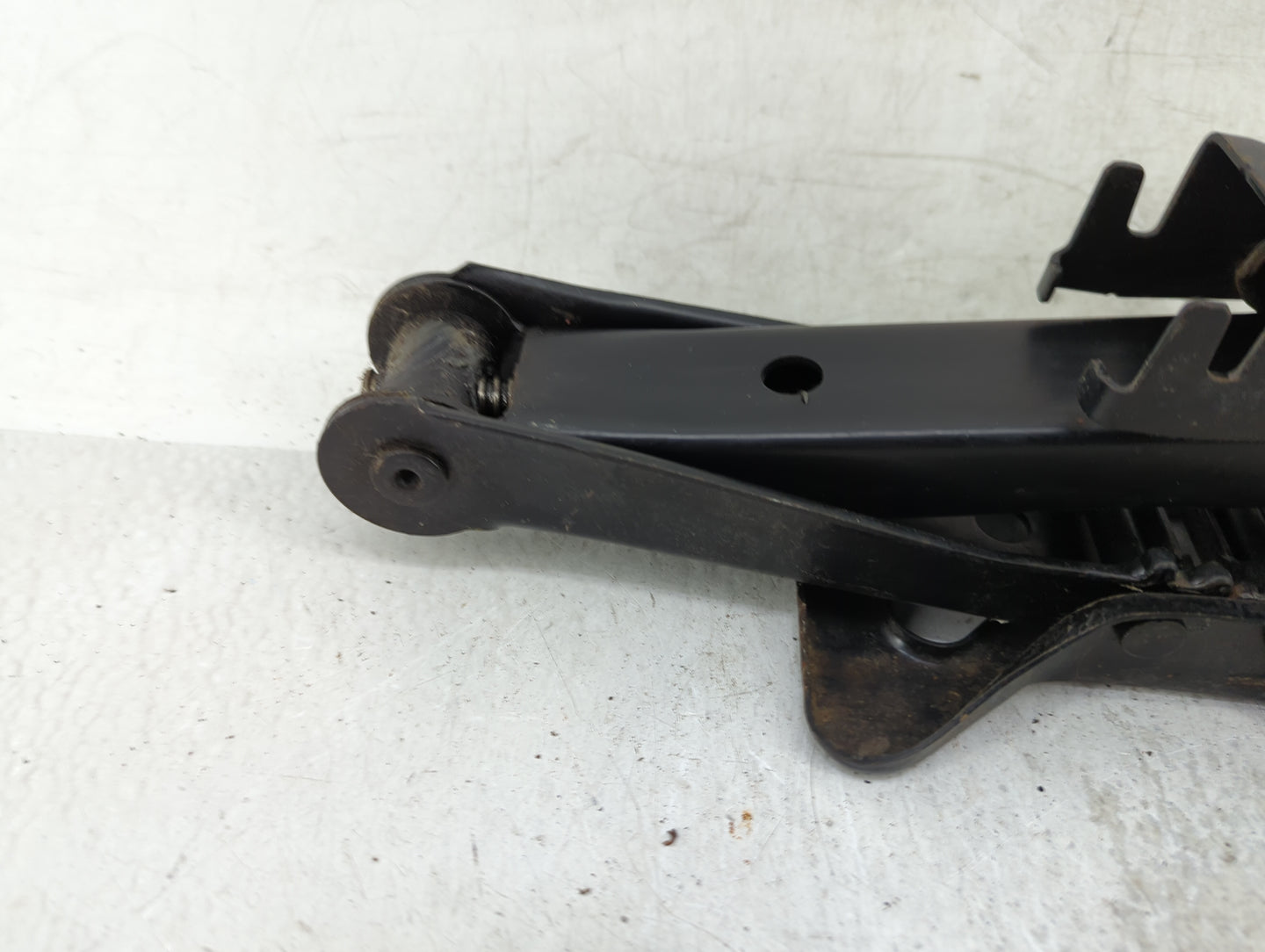 2005 Dodge Durango Spare Scissor Car Jack 1415340 - Oemusedautoparts1.com