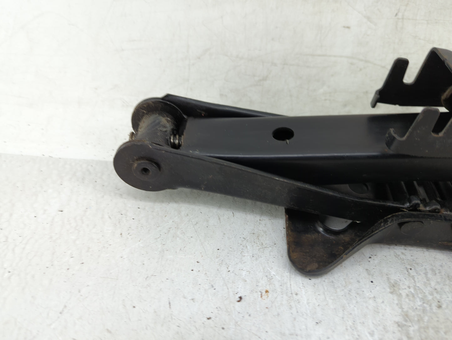 2005 Dodge Durango Spare Scissor Car Jack 1415340 - Oemusedautoparts1.com