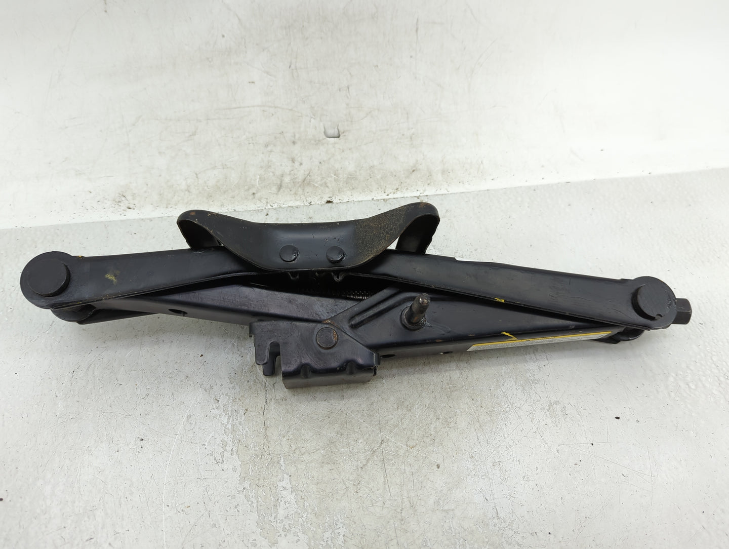 2005 Dodge Durango Spare Scissor Car Jack 1415340 - Oemusedautoparts1.com