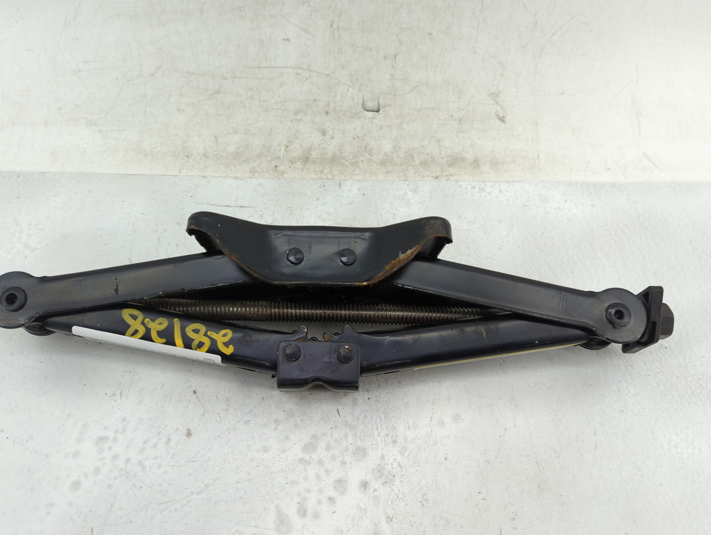 2005 Dodge Durango Spare Scissor Car Jack 1415728 - Oemusedautoparts1.com