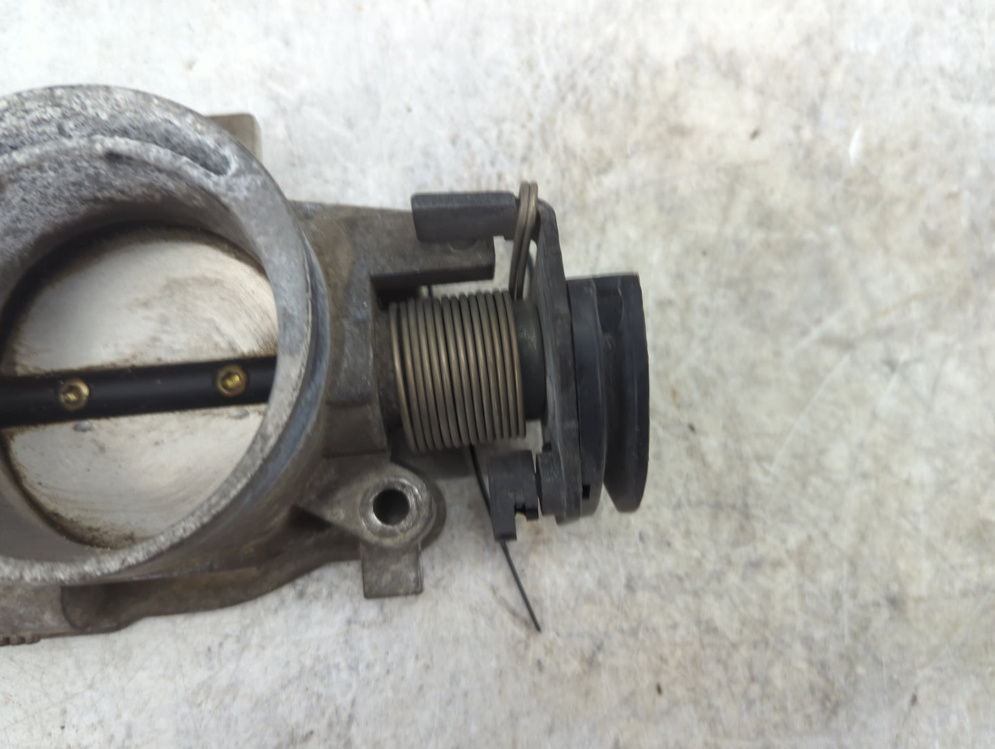 2004-2007 Dodge Durango Throttle Body Fits Fits 2004 2005 2006 2007 OEM Used Auto Parts - Oemusedautoparts1.com