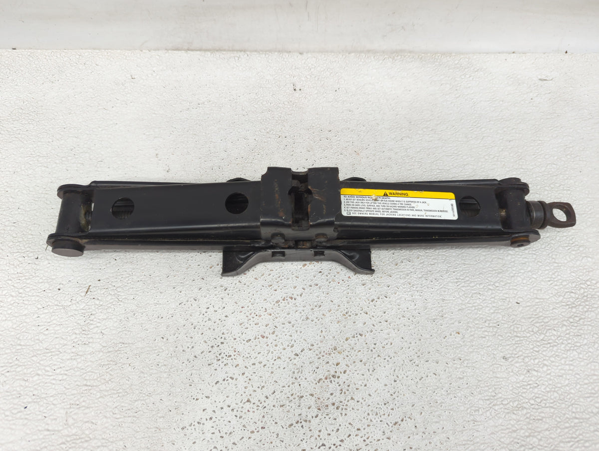2005 Dodge Durango Spare Scissor Car Jack 852461 - Oemusedautoparts1.com
