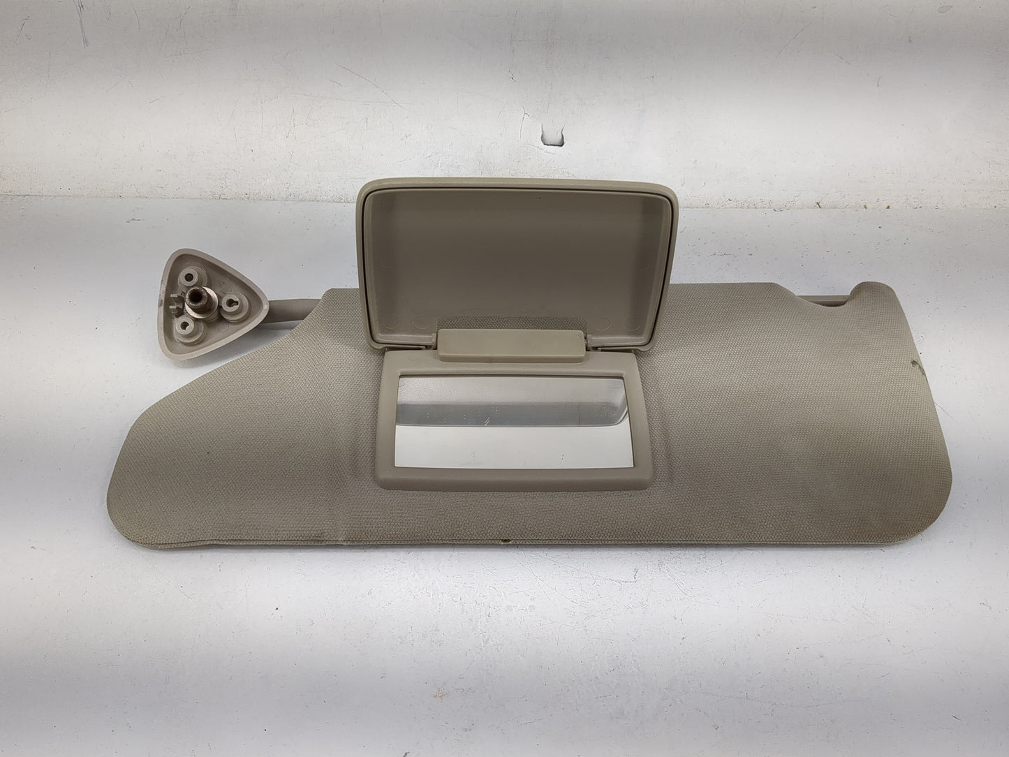 2005 Dodge Magnum Sun Visor Shade Replacement Driver Left Mirror Fits OEM Used Auto Parts - Oemusedautoparts1.com
