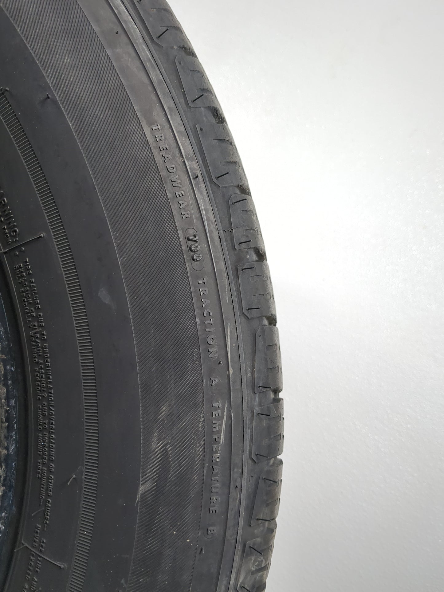 Used Tire 275/60R20 BRIDGESTONE DUELER LX 115T - Tread Depth 8/32 - Oemusedautoparts1.com
