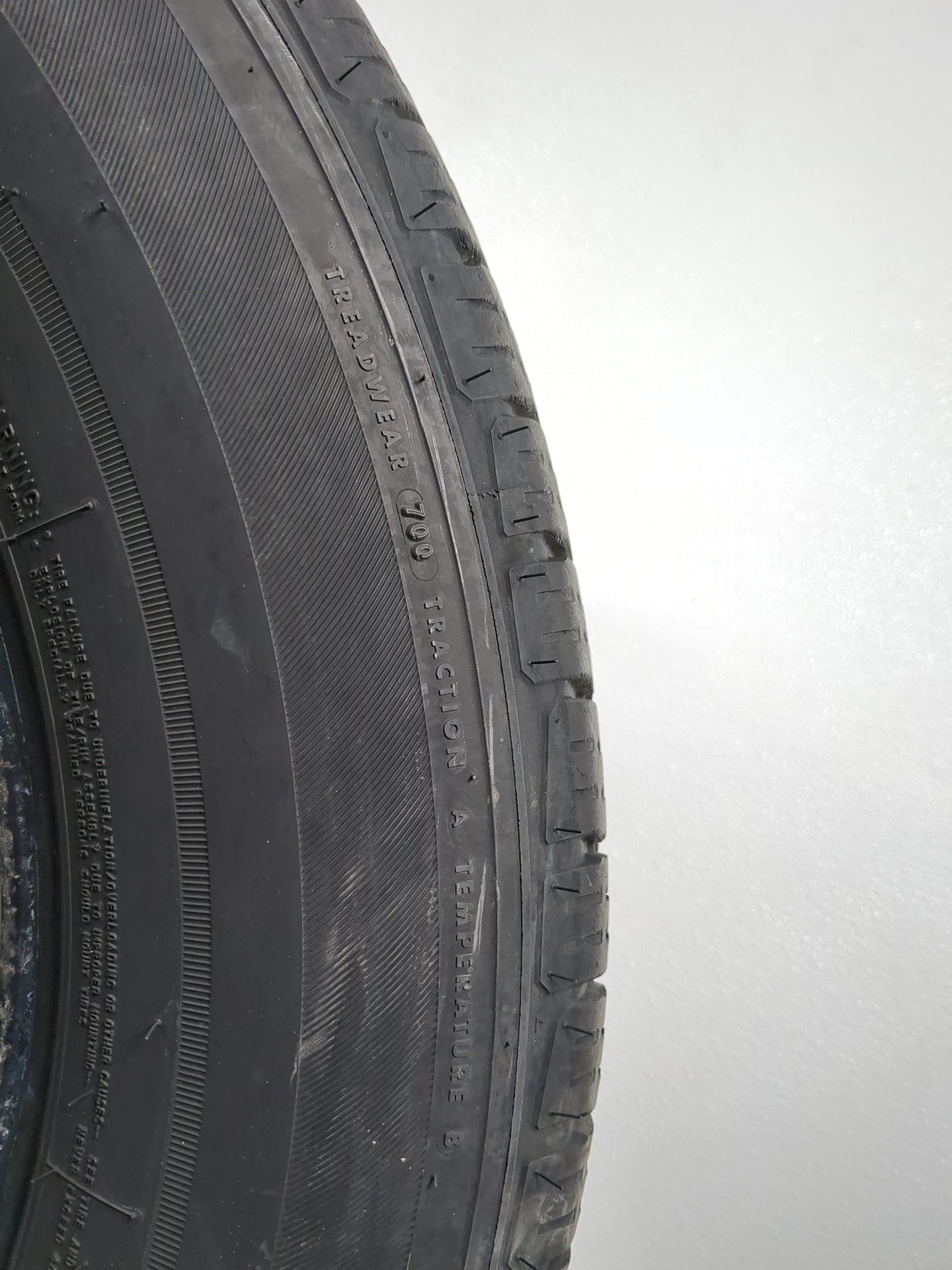 Used Tire 275/60R20 BRIDGESTONE DUELER LX 115T - Tread Depth 8/32 - Oemusedautoparts1.com