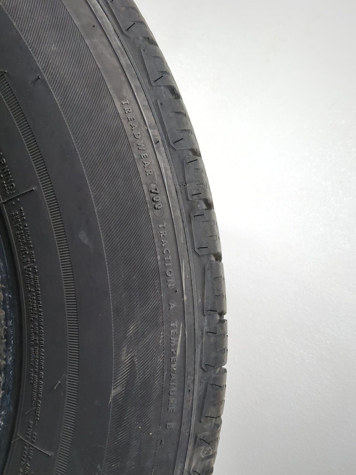 Used Tire 275/60R20 BRIDGESTONE DUELER LX 115T - Tread Depth 8/32 - Oemusedautoparts1.com