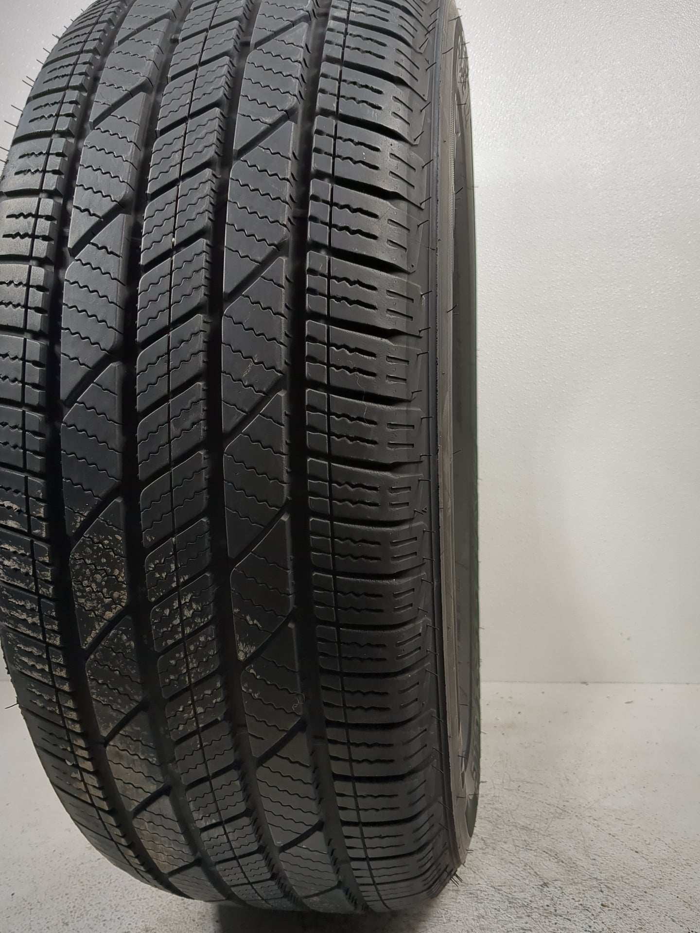 Used Tire 275/60R20 BRIDGESTONE DUELER LX 115T - Tread Depth 8/32 - Oemusedautoparts1.com