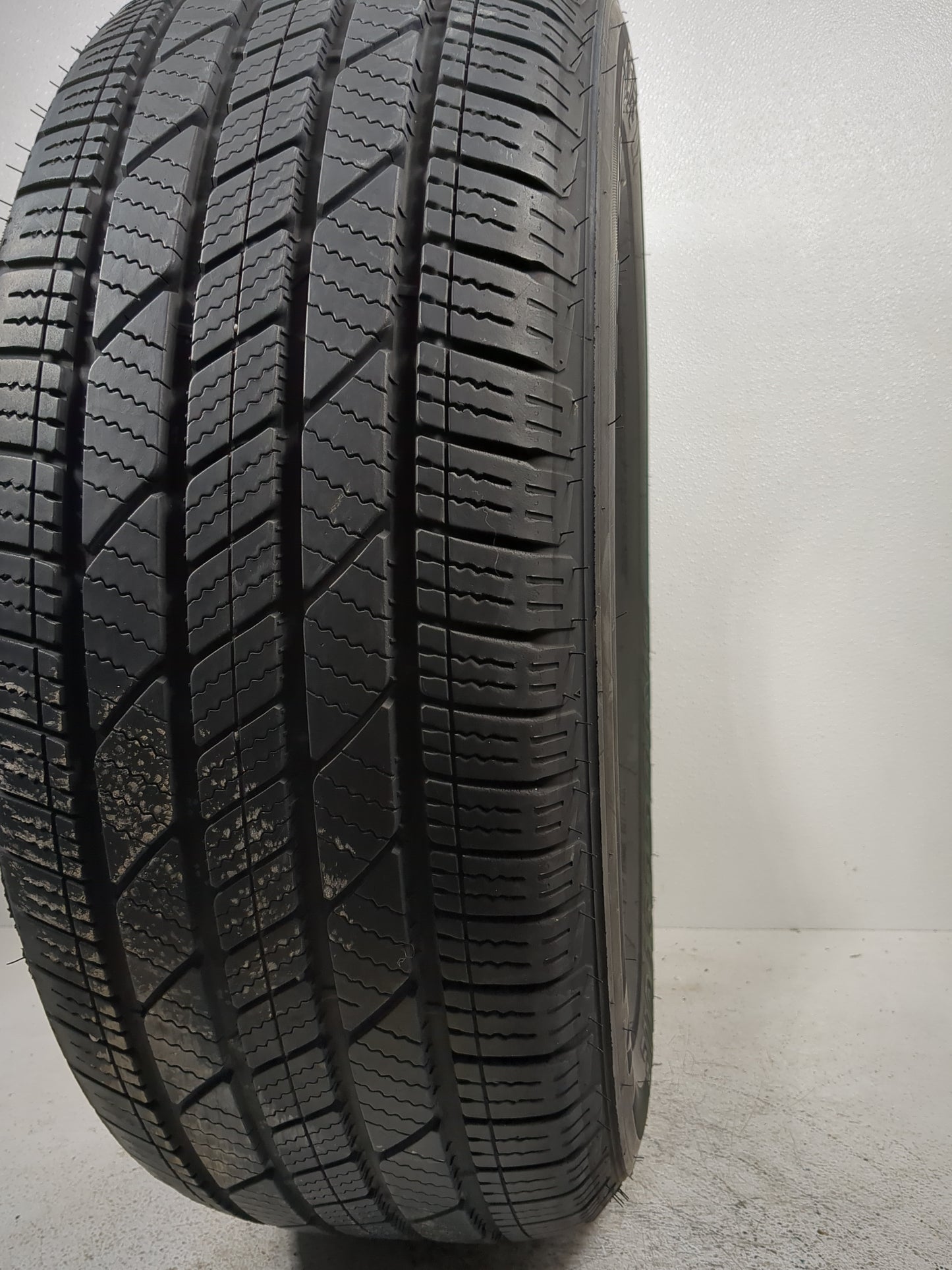 Used Tire 275/60R20 BRIDGESTONE DUELER LX 115T - Tread Depth 8/32 - Oemusedautoparts1.com