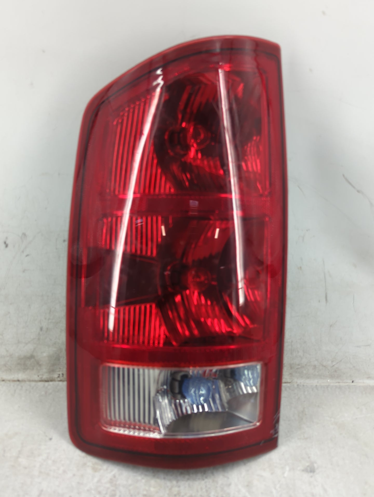 2002-2006 Dodge Ram 1500 Tail Light Assembly Driver Left OEM Fits Fits 2002 2003 2004 2005 2006 OEM Used Auto Parts - Oemuse