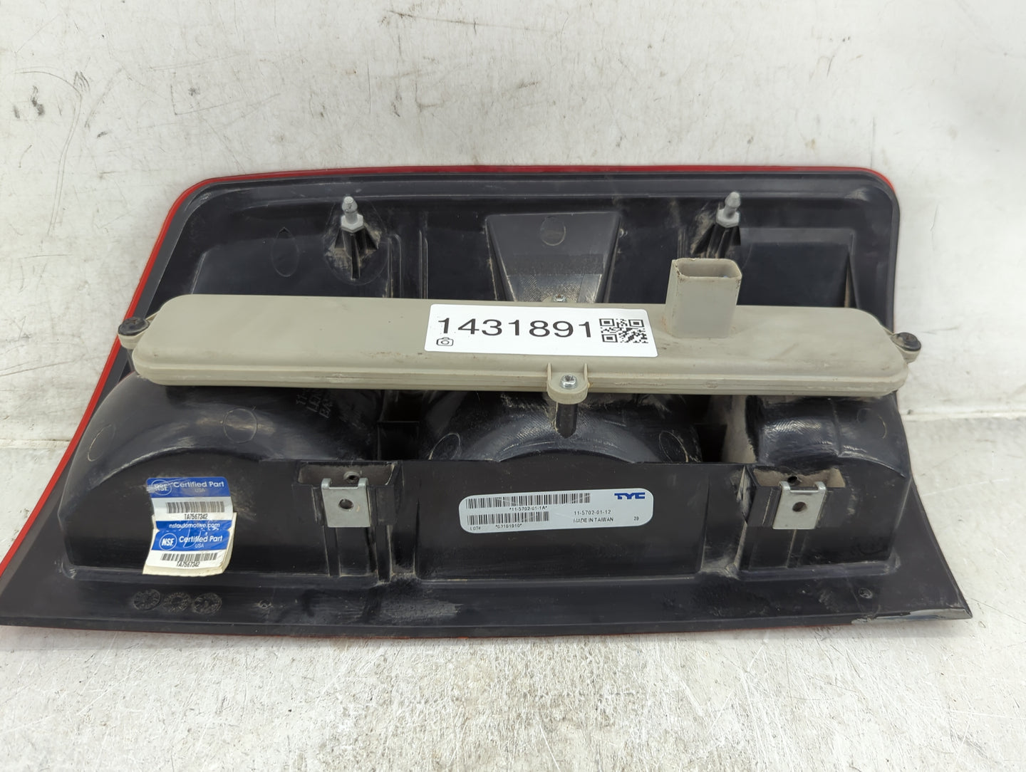 2002-2006 Dodge Ram 1500 Tail Light Assembly Driver Left OEM Fits Fits 2002 2003 2004 2005 2006 OEM Used Auto Parts - Oemuse