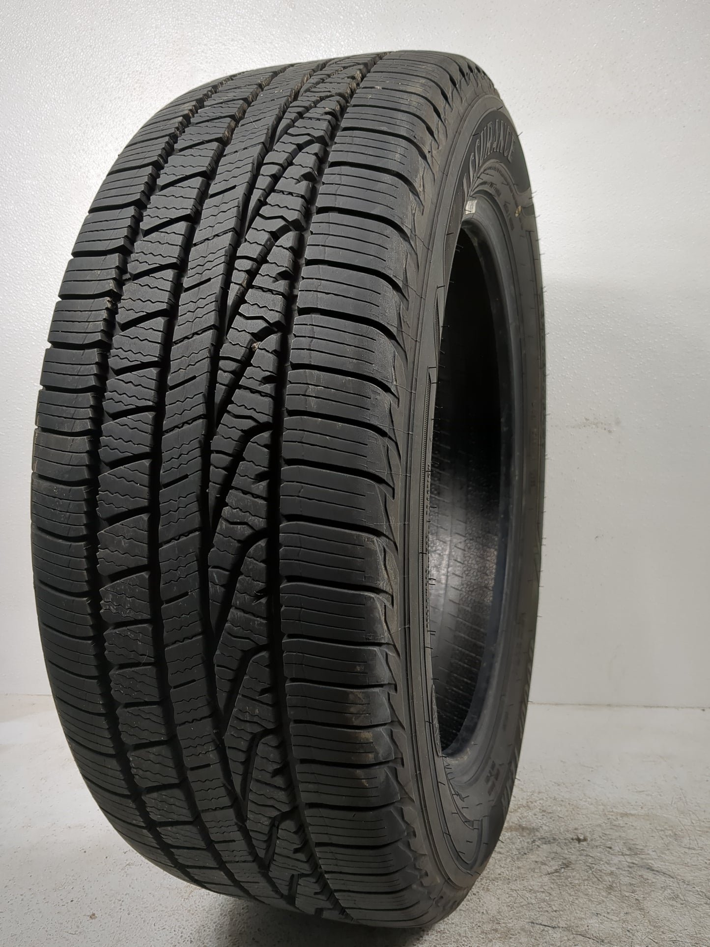 Used Tire 235/55R18 GOODYEAR ASSURANCE WEATHERREADY 100V - Tread Depth 9.5/32 - Oemusedautoparts1.com