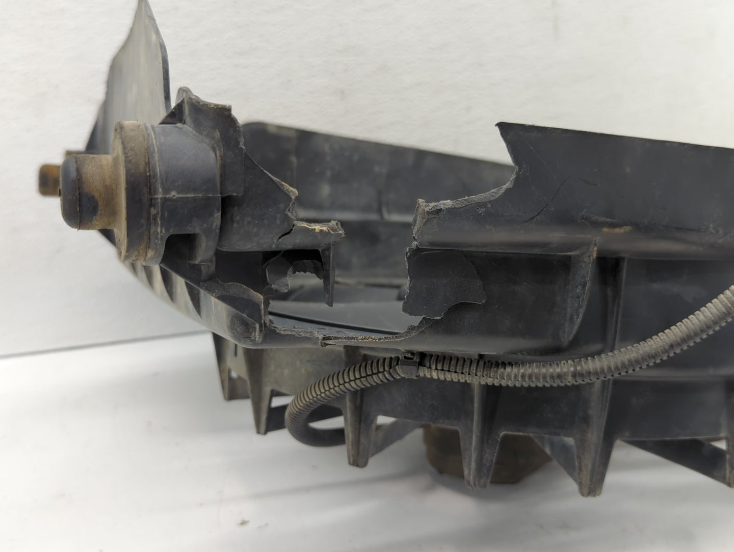 2004-2006 Dodge Ram 1500 Left Radiator Fan Motor Assembly - Oemusedautoparts1.com