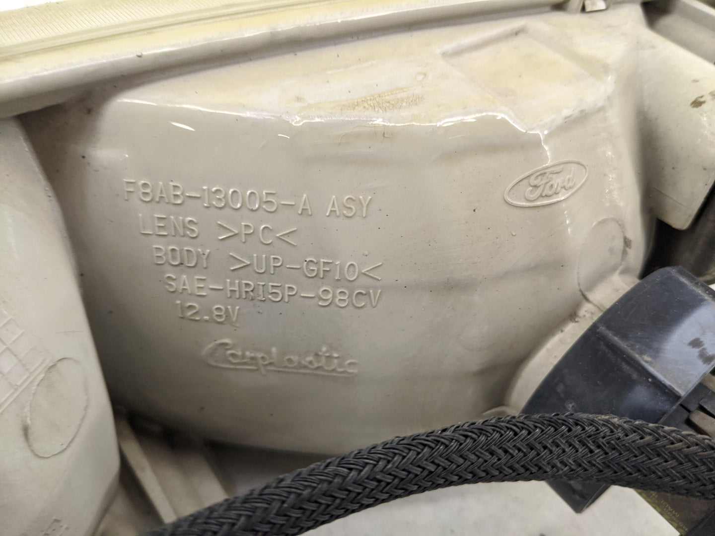 2003 Ford Crown Victoria Passenger Right Oem Head Light Headlight Lamp 1467036 - Oemusedautoparts1.com