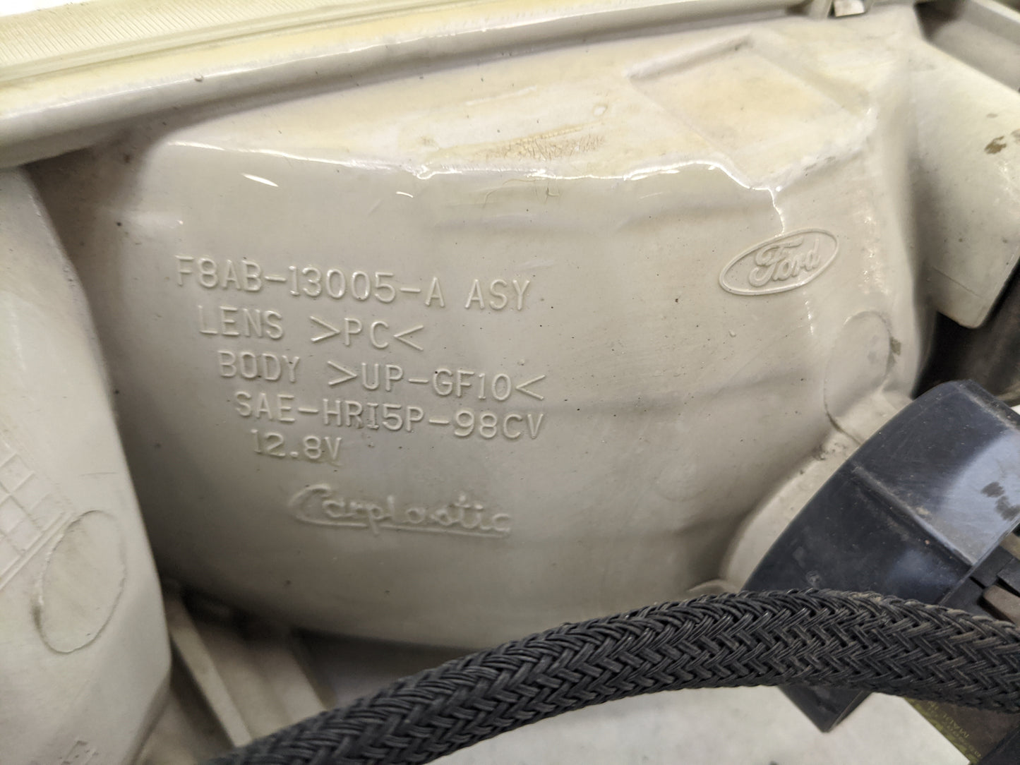 2003 Ford Crown Victoria Passenger Right Oem Head Light Headlight Lamp 1467036 - Oemusedautoparts1.com
