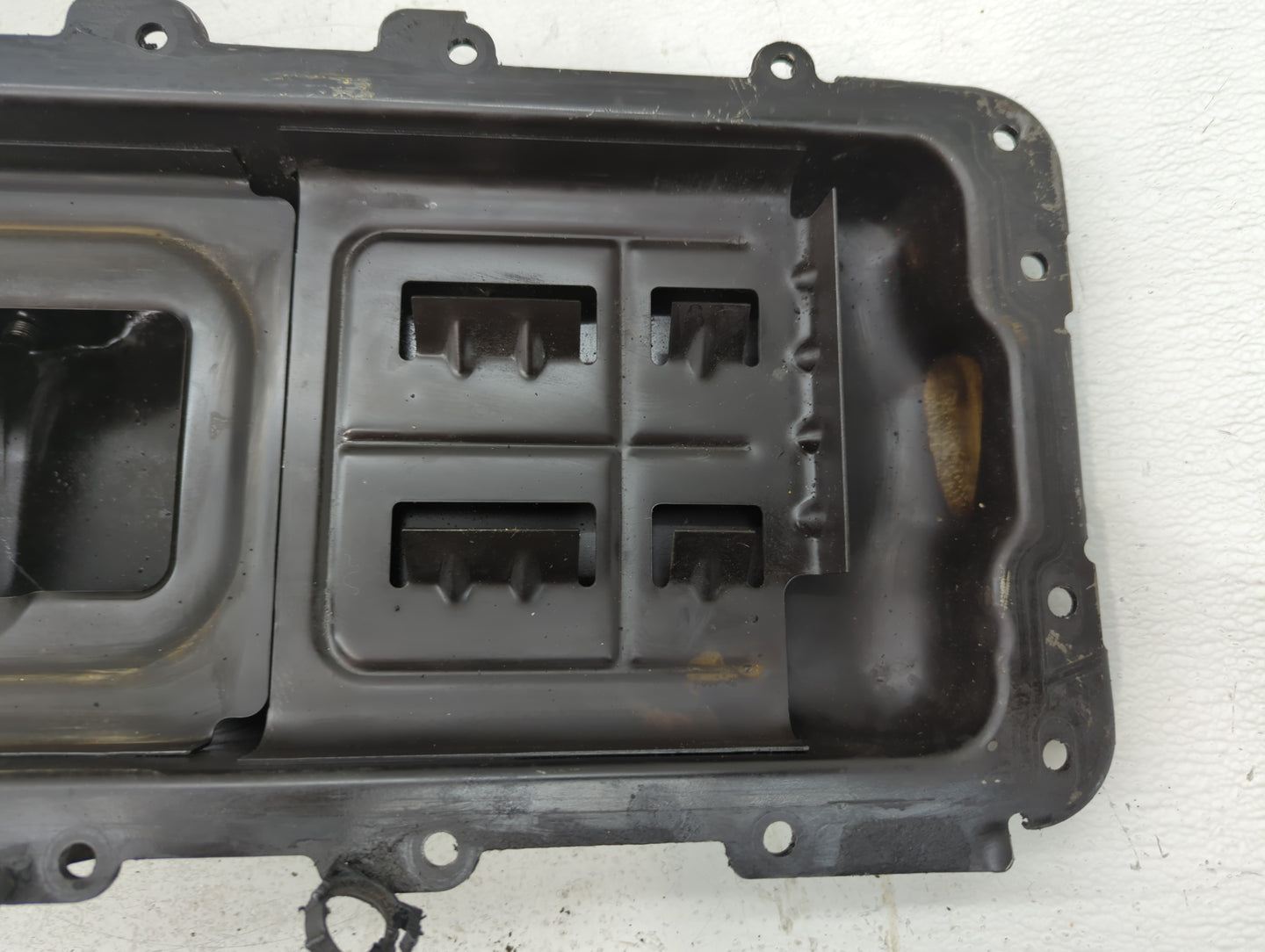 2005 Ford Crown Victoria Engine Oil Pan P/N:F55E-6694-AA Fits OEM Used Auto Parts - Oemusedautoparts1.com