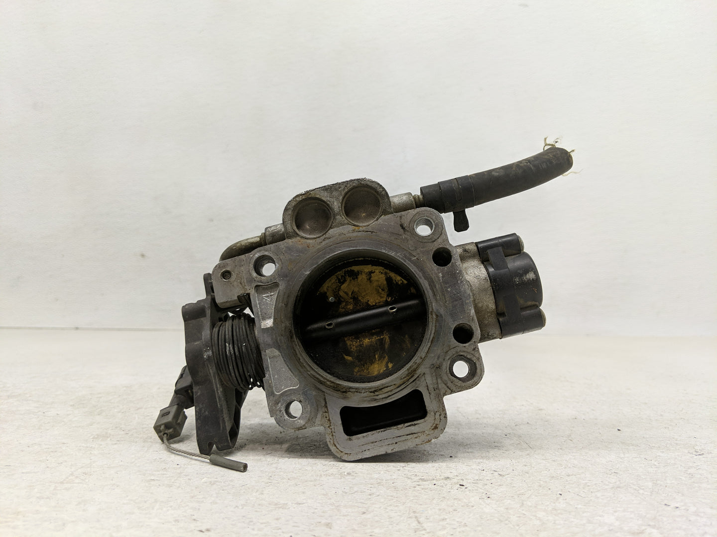 2005 Ford Escape Throttle Body Fits OEM Used Auto Parts - Oemusedautoparts1.com