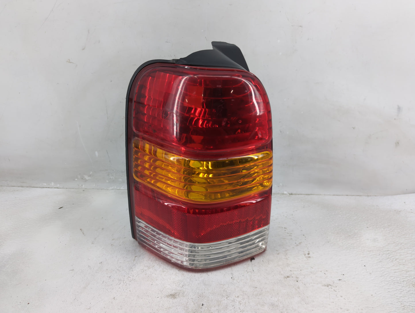 2001-2007 Ford Escape Tail Light Assembly Passenger Right OEM P/N:4L84-13B505-D Fits Fits 2001 2002 2003 2004 2005 2006 2007