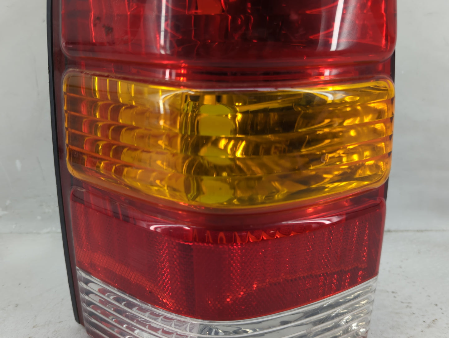 2001-2007 Ford Escape Tail Light Assembly Passenger Right OEM P/N:4L84-13B505-D Fits Fits 2001 2002 2003 2004 2005 2006 2007