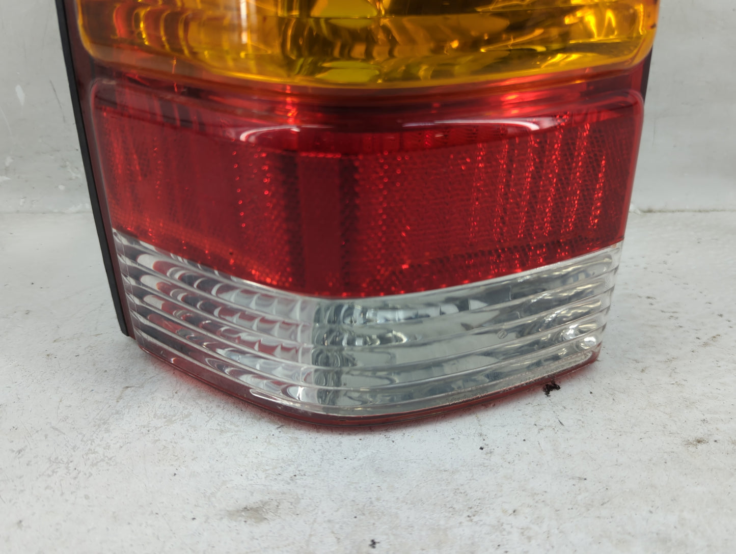 2001-2007 Ford Escape Tail Light Assembly Passenger Right OEM P/N:4L84-13B505-D Fits Fits 2001 2002 2003 2004 2005 2006 2007