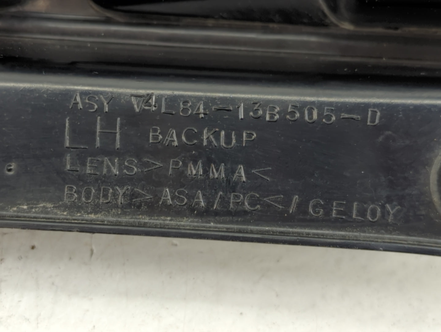2001-2007 Ford Escape Tail Light Assembly Passenger Right OEM P/N:4L84-13B505-D Fits Fits 2001 2002 2003 2004 2005 2006 2007