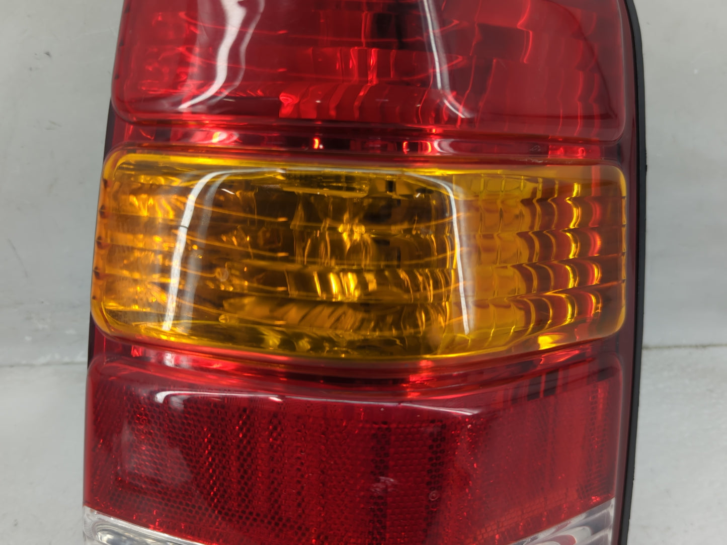 2001-2007 Ford Escape Tail Light Assembly Passenger Right OEM P/N:4L84-13B504 Fits Fits 2001 2002 2003 2004 2005 2006 2007 O