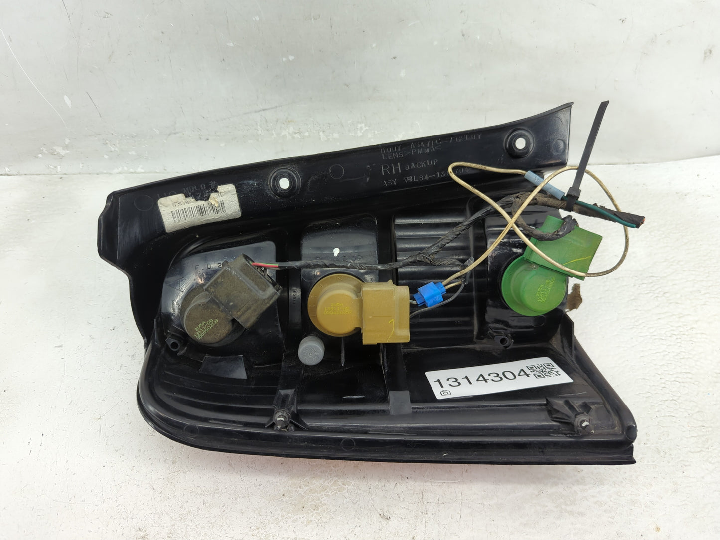 2001-2007 Ford Escape Tail Light Assembly Passenger Right OEM P/N:4L84-13B504 Fits Fits 2001 2002 2003 2004 2005 2006 2007 O