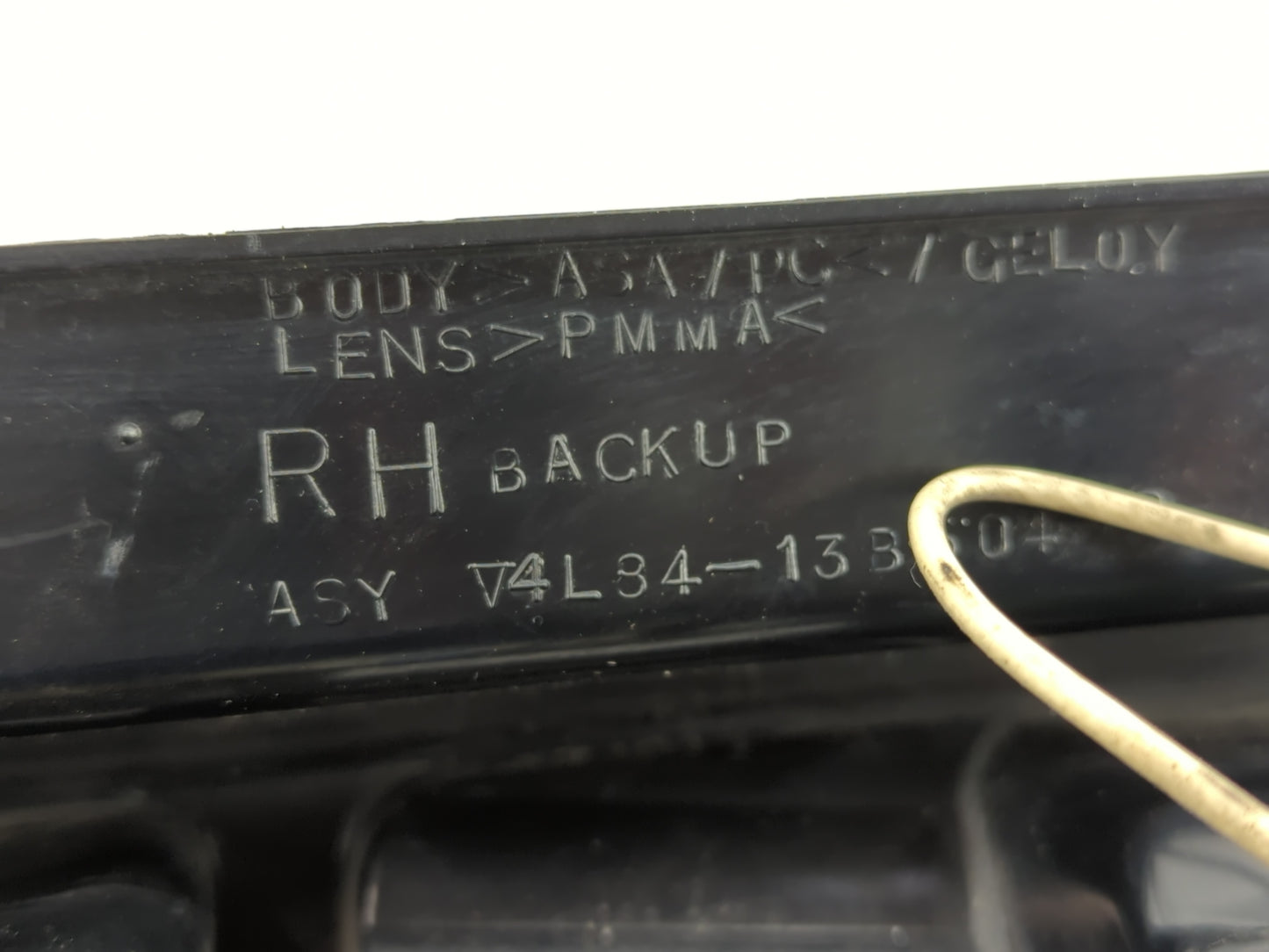 2001-2007 Ford Escape Tail Light Assembly Passenger Right OEM P/N:4L84-13B504 Fits Fits 2001 2002 2003 2004 2005 2006 2007 O