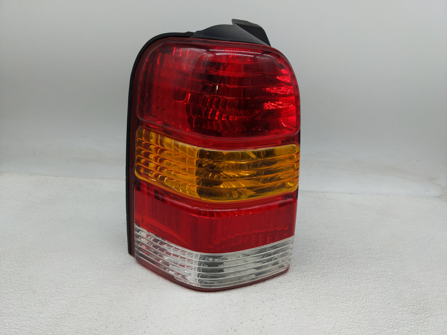 2001-2007 Ford Escape Tail Light Assembly Driver Left OEM P/N:4L84-13B505-D Fits Fits 2001 2002 2003 2004 2005 2006 2007 OEM