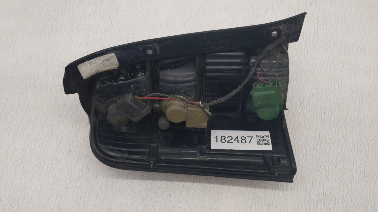 2001-2007 Ford Escape Tail Light Assembly Passenger Right OEM P/N:4L84-13B504-D Fits Fits 2001 2002 2003 2004 2005 2006 2007