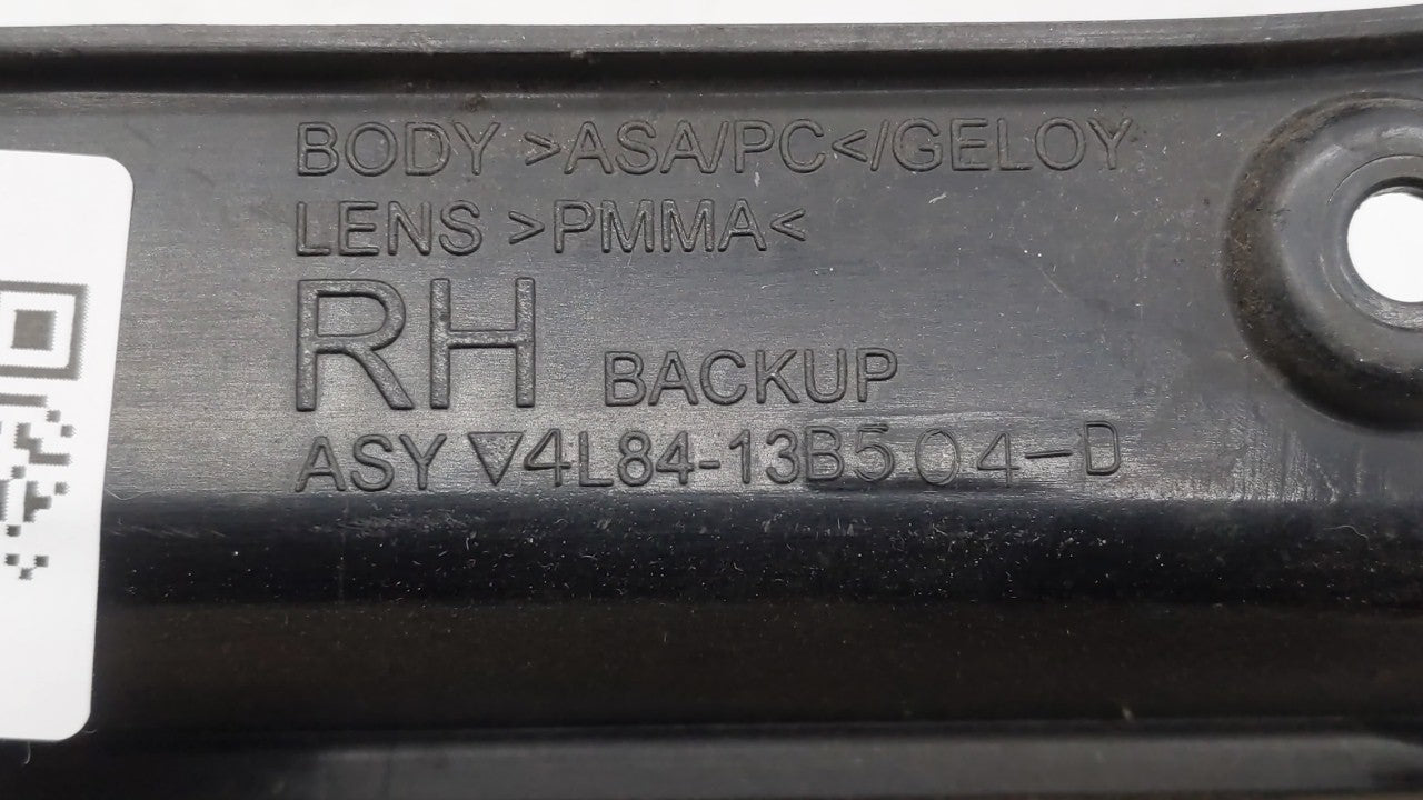 2001-2007 Ford Escape Tail Light Assembly Passenger Right OEM P/N:4L84-13B504-D Fits Fits 2001 2002 2003 2004 2005 2006 2007