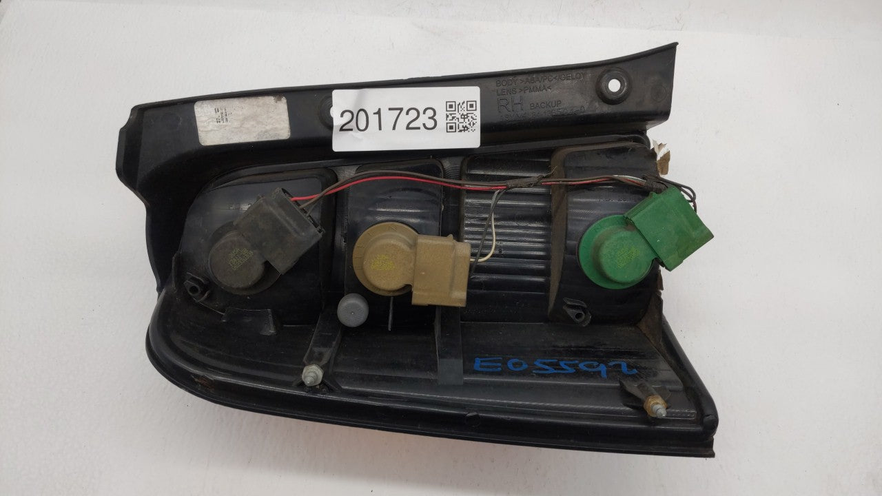 2001-2007 Ford Escape Tail Light Assembly Passenger Right OEM P/N:4L84-13B504-D Fits Fits 2001 2002 2003 2004 2005 2006 2007