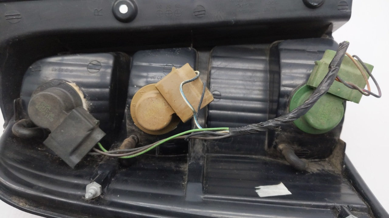 2001-2007 Ford Escape Tail Light Assembly Passenger Right OEM P/N:4L84-13B504-D Fits Fits 2001 2002 2003 2004 2005 2006 2007