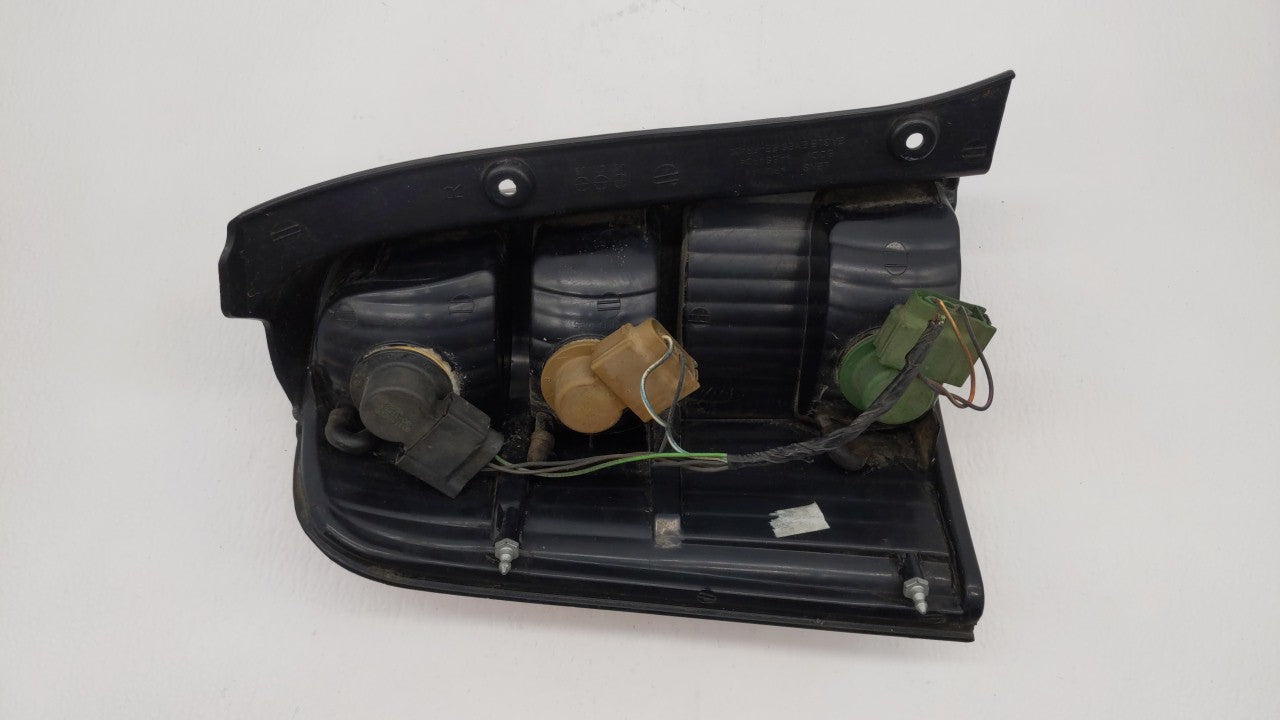 2001-2007 Ford Escape Tail Light Assembly Passenger Right OEM P/N:4L84-13B504-D Fits Fits 2001 2002 2003 2004 2005 2006 2007