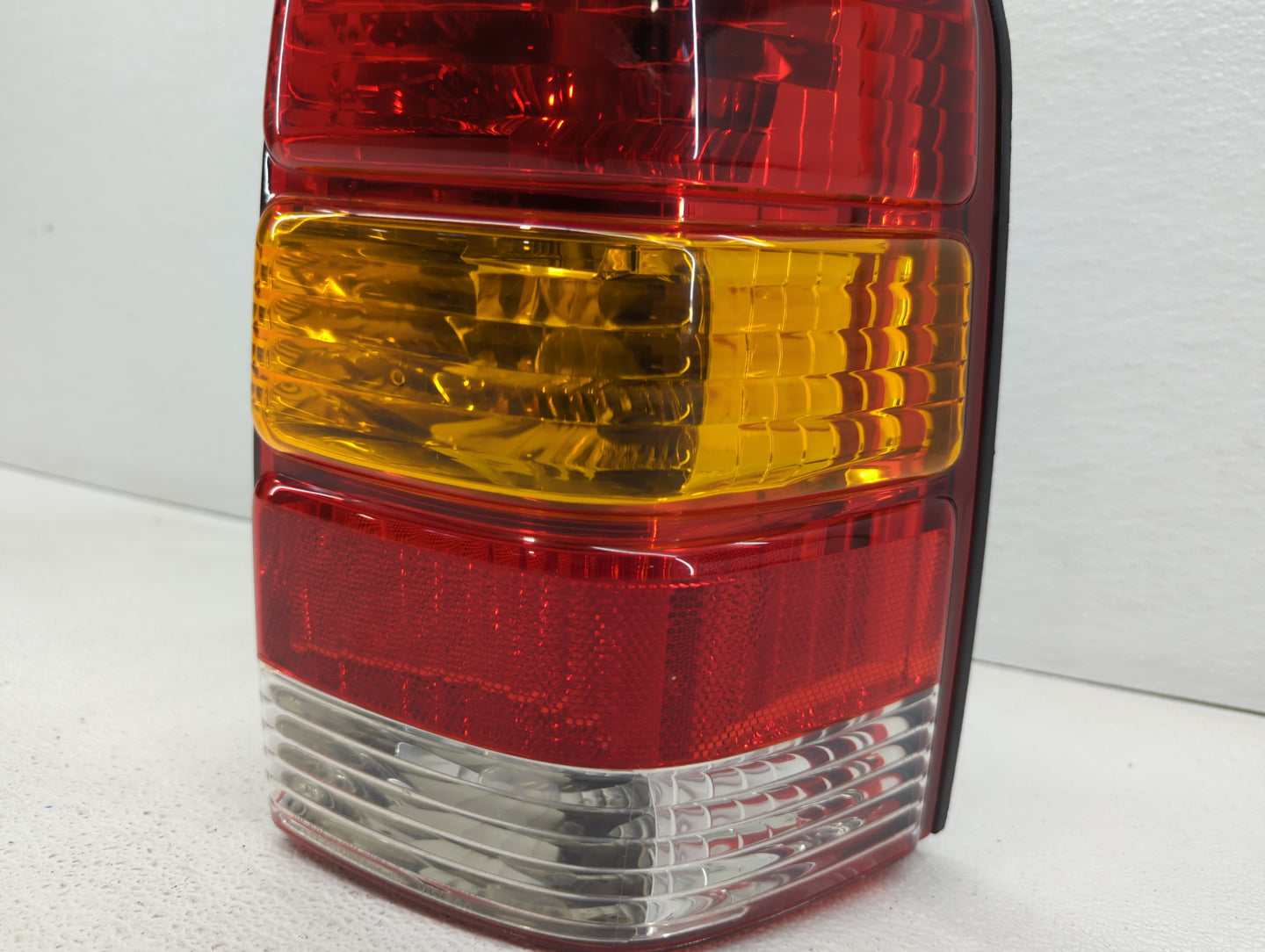 2001-2007 Ford Escape Tail Light Assembly Passenger Right OEM P/N:1L84-13B504-D 4L84-13B504-D Fits OEM Used Auto Parts - Oem