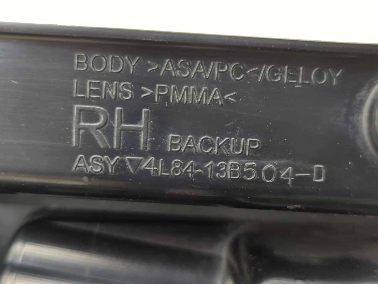 2001-2007 Ford Escape Tail Light Assembly Passenger Right OEM P/N:1L84-13B504-D 4L84-13B504-D Fits OEM Used Auto Parts - Oem