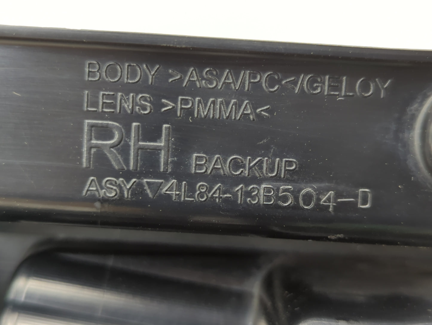 2001-2007 Ford Escape Tail Light Assembly Passenger Right OEM P/N:1L84-13B504-D 4L84-13B504-D Fits OEM Used Auto Parts - Oem