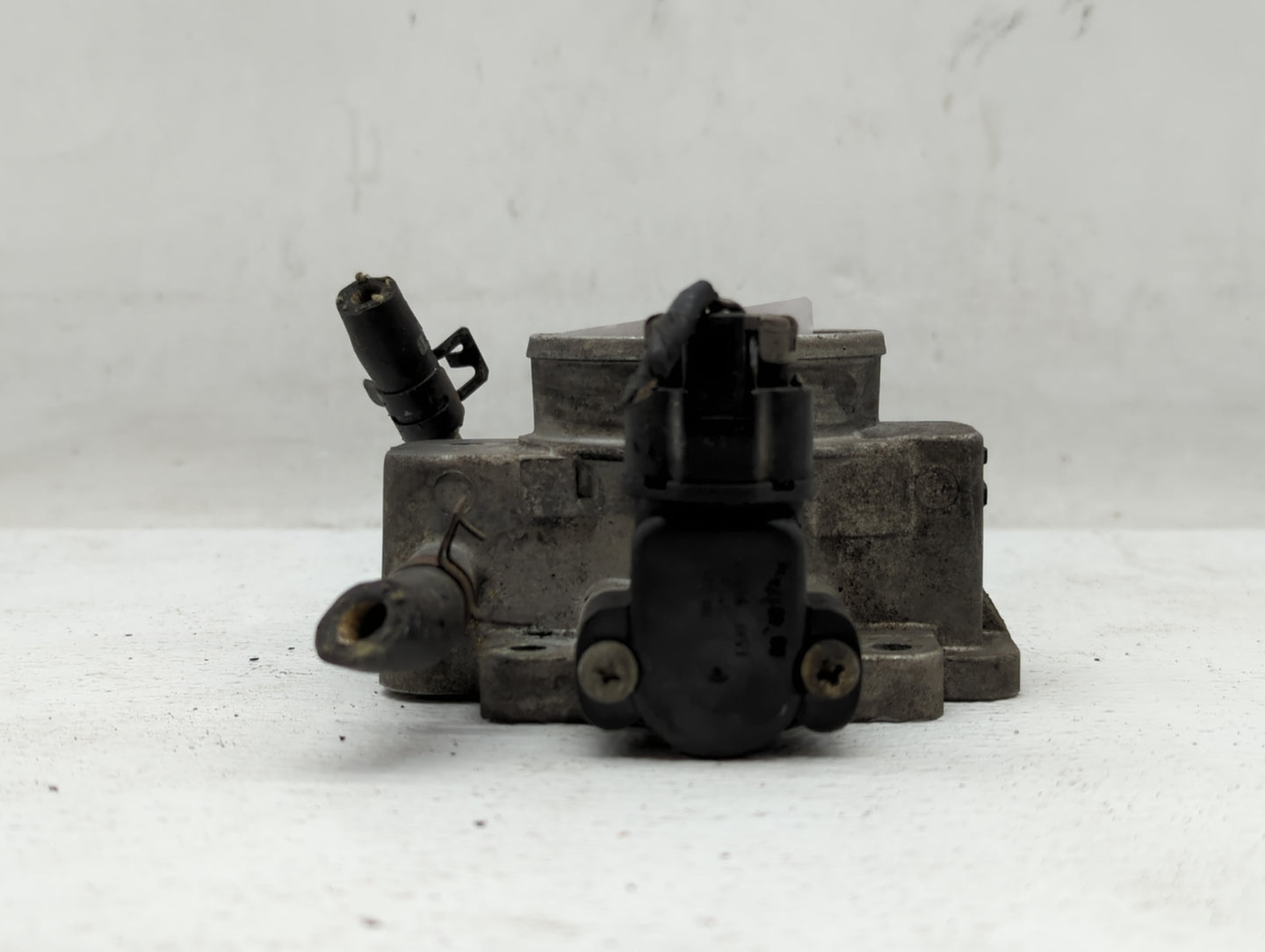 2005-2008 Ford Escape Throttle Body P/N:5L8E-AF F5RF-98989 Fits Fits 2005 2006 2007 2008 OEM Used Auto Parts - Oemusedautopa