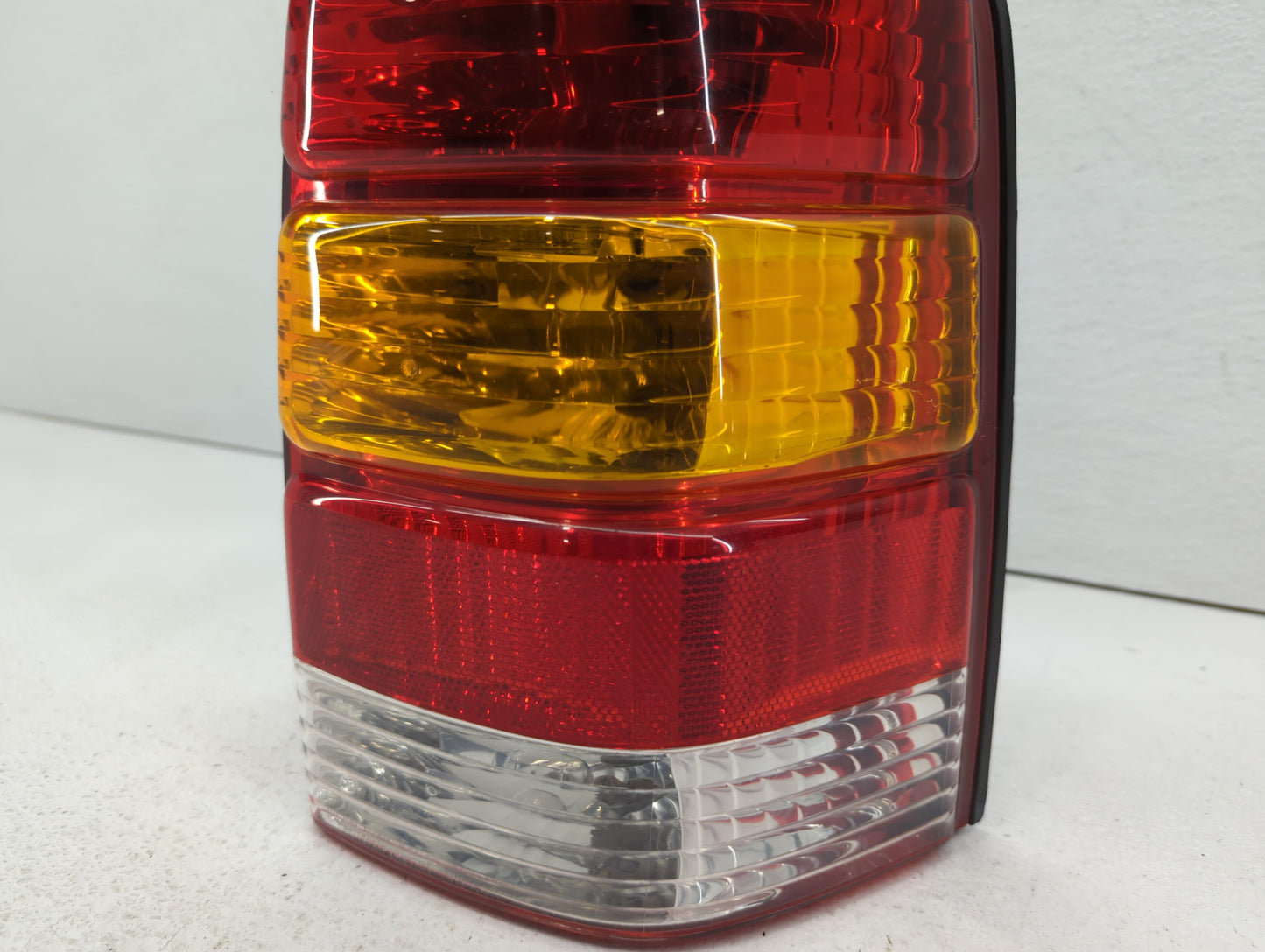 2001-2007 Ford Escape Tail Light Assembly Passenger Right OEM P/N:1L84-13B504-D 4L84-13B504-D Fits OEM Used Auto Parts - Oem