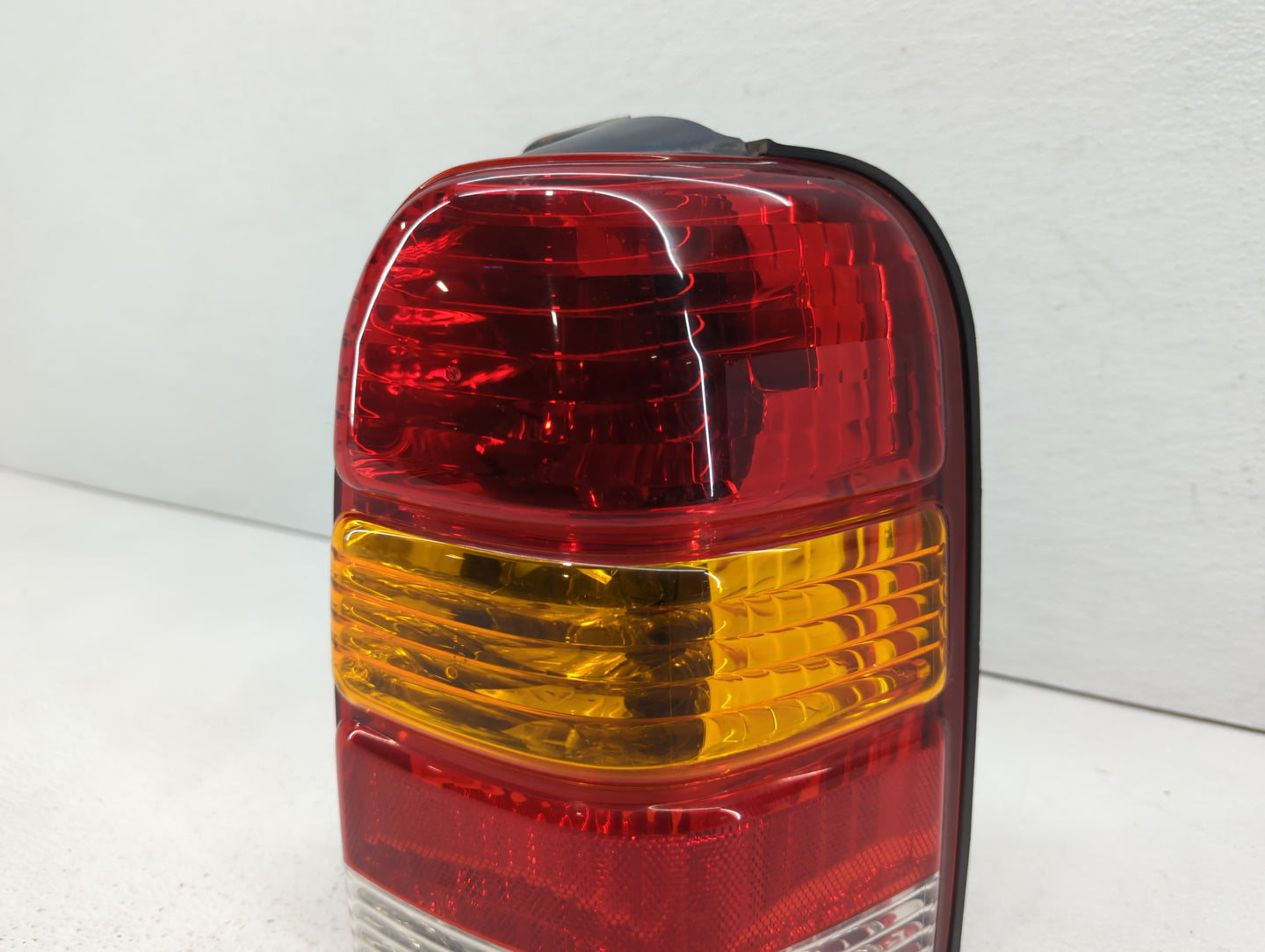 2001-2007 Ford Escape Tail Light Assembly Passenger Right OEM P/N:1L84-13B504-D 4L84-13B504-D Fits OEM Used Auto Parts - Oem