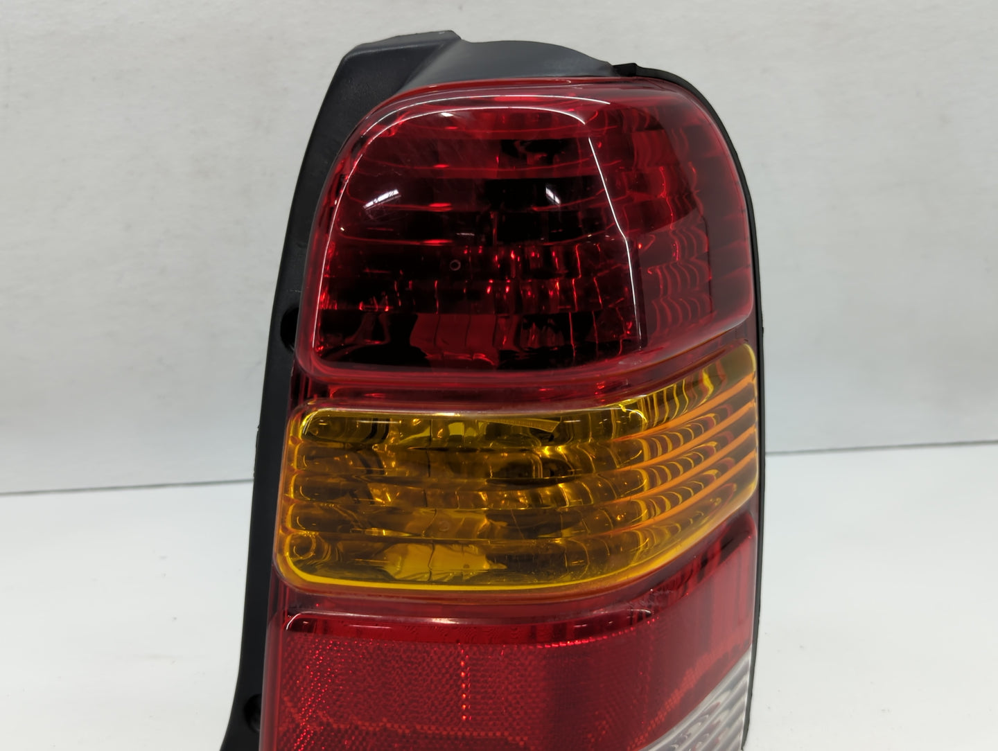 2001-2007 Ford Escape Tail Light Assembly Passenger Right OEM P/N:4L84-13B504-D Fits Fits 2001 2002 2003 2004 2005 2006 2007