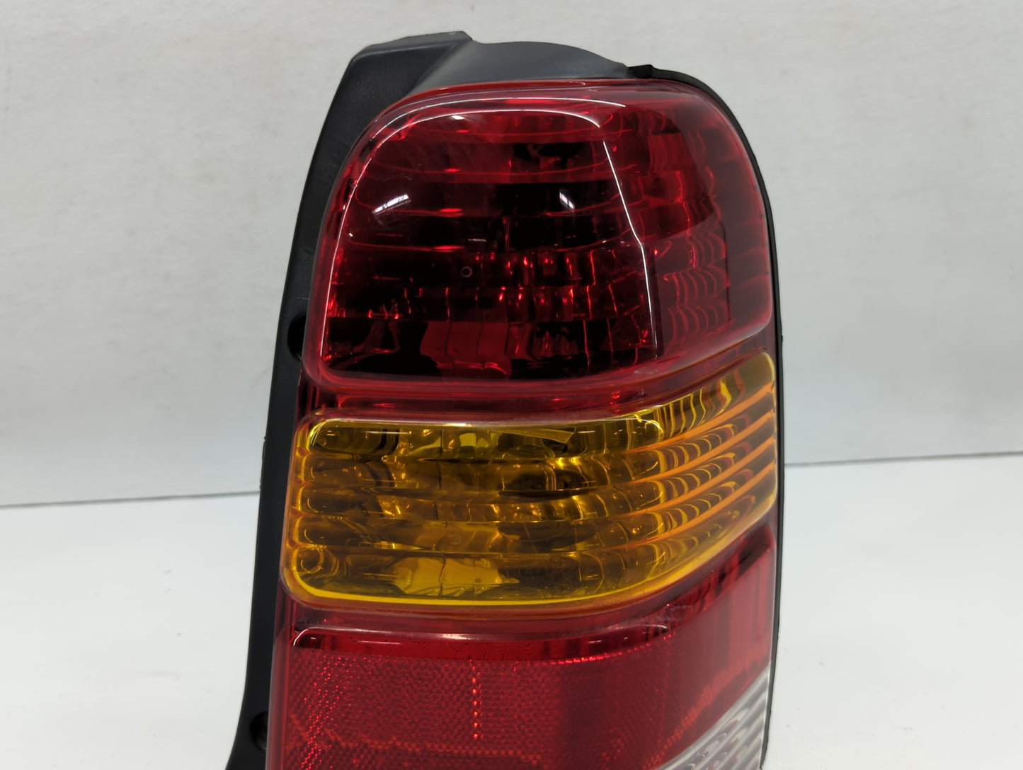 2001-2007 Ford Escape Tail Light Assembly Passenger Right OEM P/N:4L84-13B504-D Fits Fits 2001 2002 2003 2004 2005 2006 2007