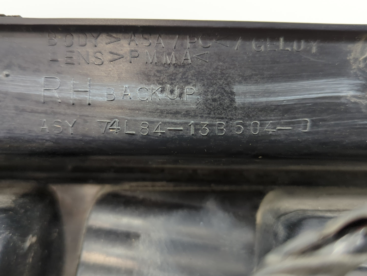 2001-2007 Ford Escape Tail Light Assembly Passenger Right OEM P/N:4L84-13B504-D Fits Fits 2001 2002 2003 2004 2005 2006 2007