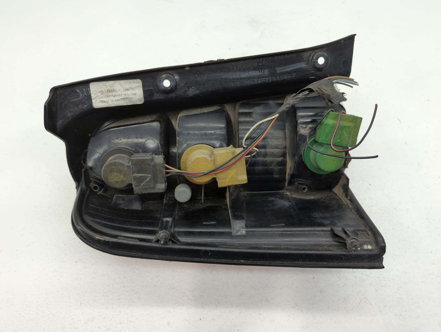 2001-2007 Ford Escape Tail Light Assembly Passenger Right OEM P/N:4L84-13B504-D Fits Fits 2001 2002 2003 2004 2005 2006 2007