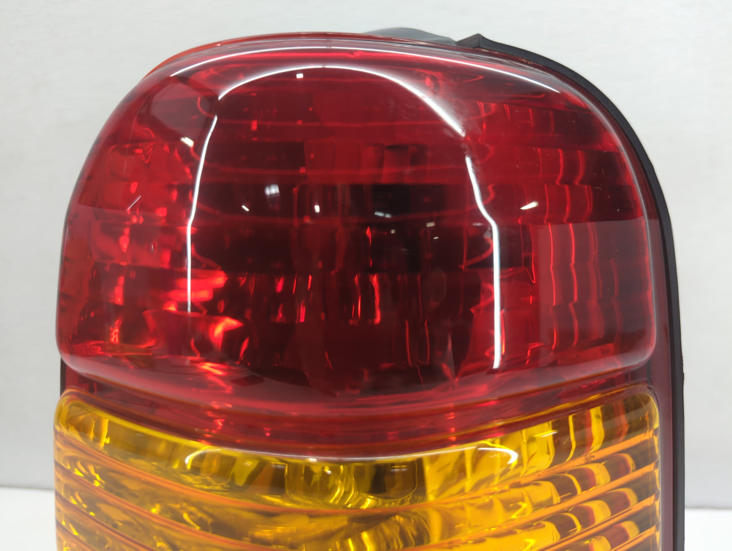 2001-2007 Ford Escape Tail Light Assembly Passenger Right OEM P/N:4L84-13B504-D Fits Fits 2001 2002 2003 2004 2005 2006 2007