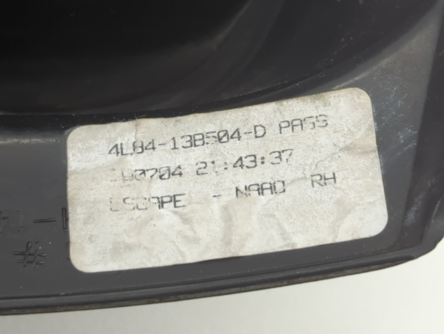 2001-2007 Ford Escape Tail Light Assembly Passenger Right OEM P/N:4L84-13B504-D Fits Fits 2001 2002 2003 2004 2005 2006 2007