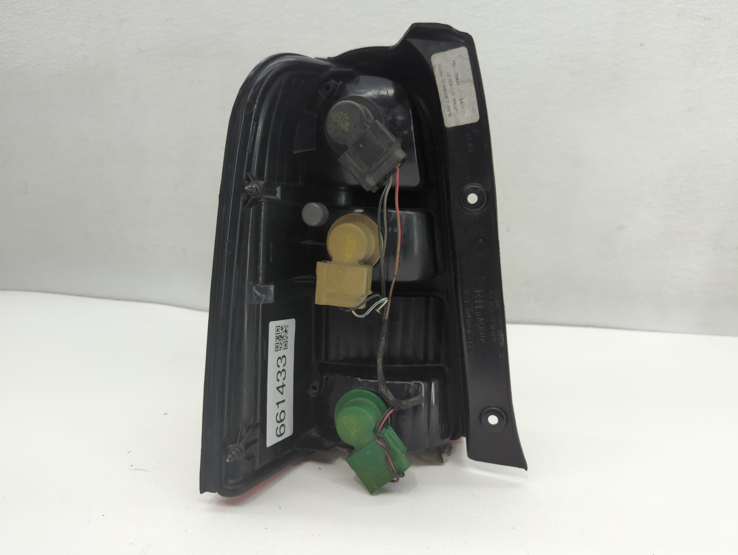 2001-2007 Ford Escape Tail Light Assembly Passenger Right OEM P/N:4L84-13B504-D Fits Fits 2001 2002 2003 2004 2005 2006 2007