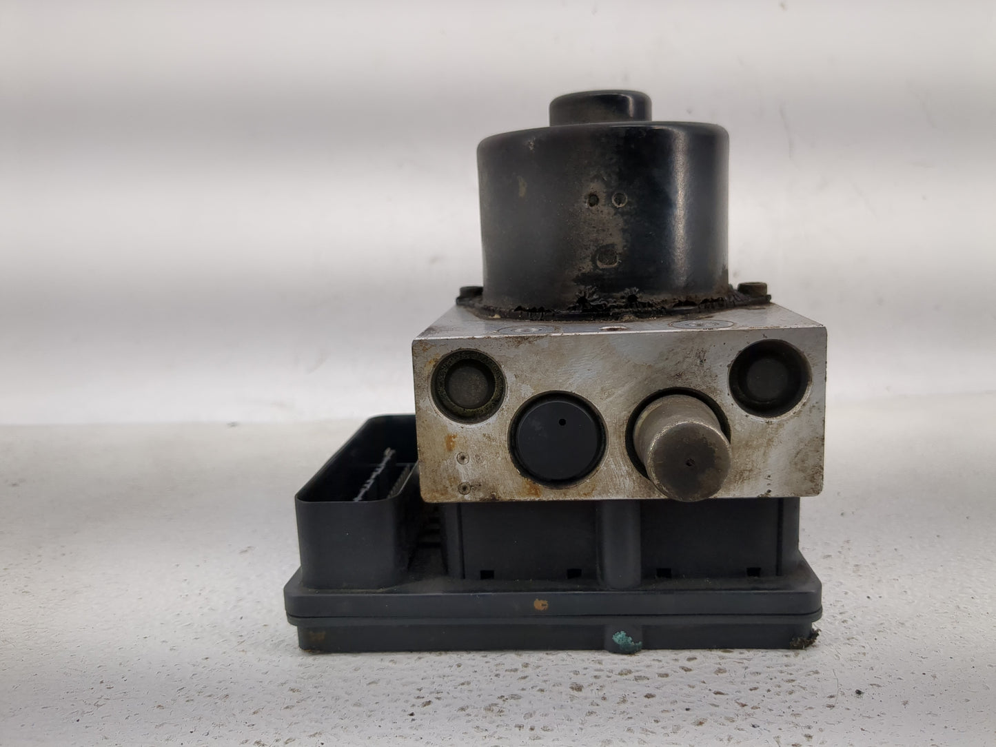 2005 Ford Expedition ABS Pump Control Module Replacement P/N:5L14-2C346-AF Fits OEM Used Auto Parts - Oemusedautoparts1.com