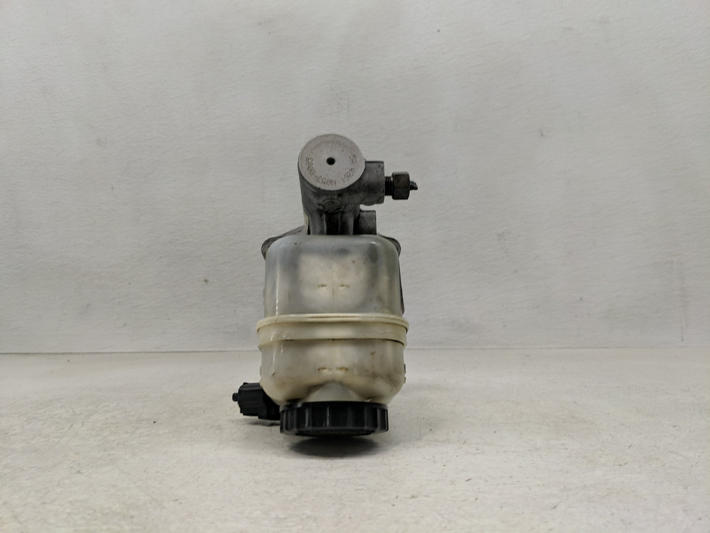 2002-2006 Ford Expedition Brake Master Cylinder 1302538 - Oemusedautoparts1.com