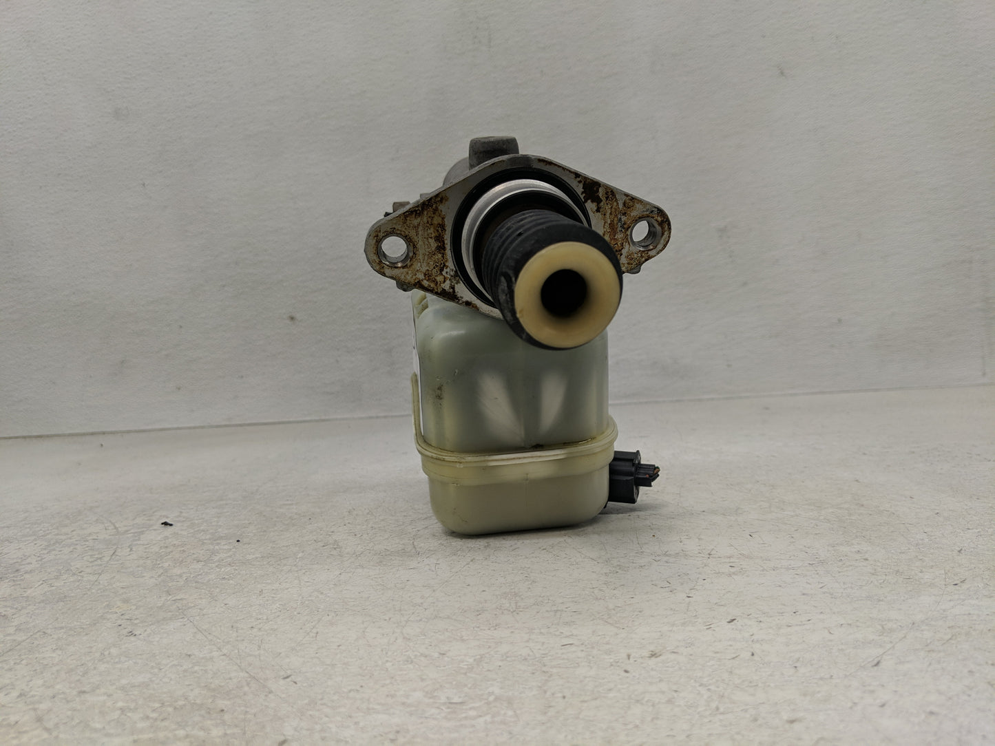 2002-2006 Ford Expedition Brake Master Cylinder 1302538 - Oemusedautoparts1.com