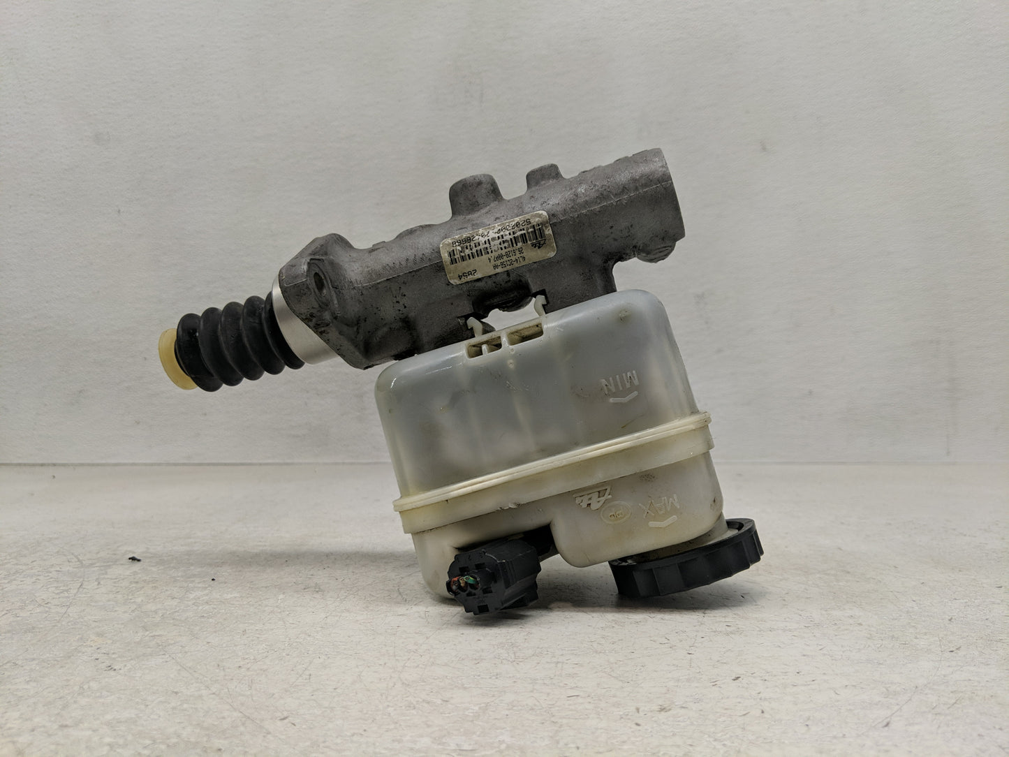 2002-2006 Ford Expedition Brake Master Cylinder 1302538 - Oemusedautoparts1.com